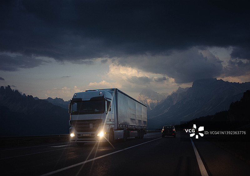 卡车在高速公路上行驶图片素材