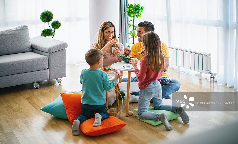 一家人一起画复活节彩蛋图片素材