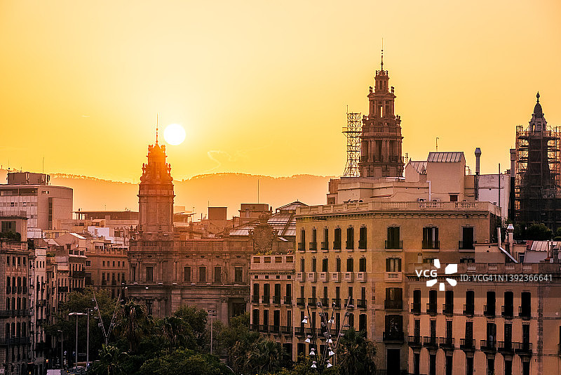 日落时分的西班牙加泰罗尼亚巴塞罗那城市天际线高角度景观图片素材