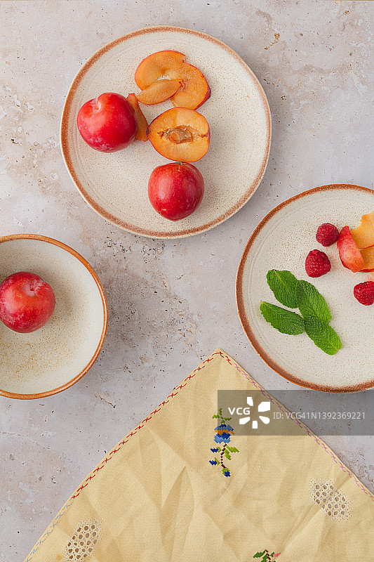 用刀切开的李子和复古餐巾图片素材