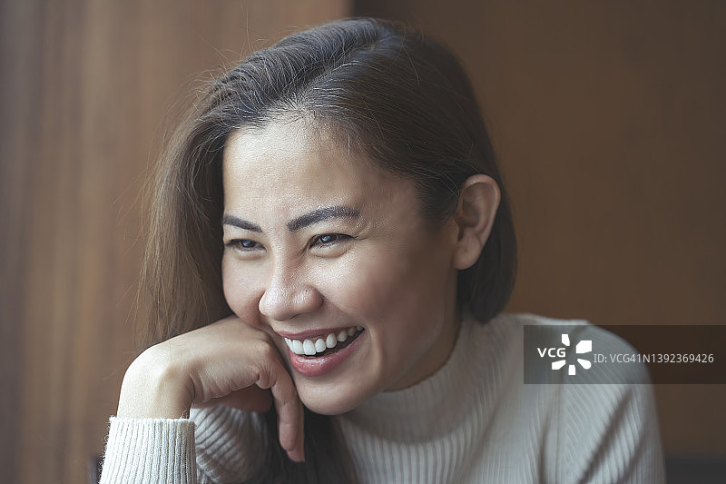 微笑的亚洲女人肖像图片素材