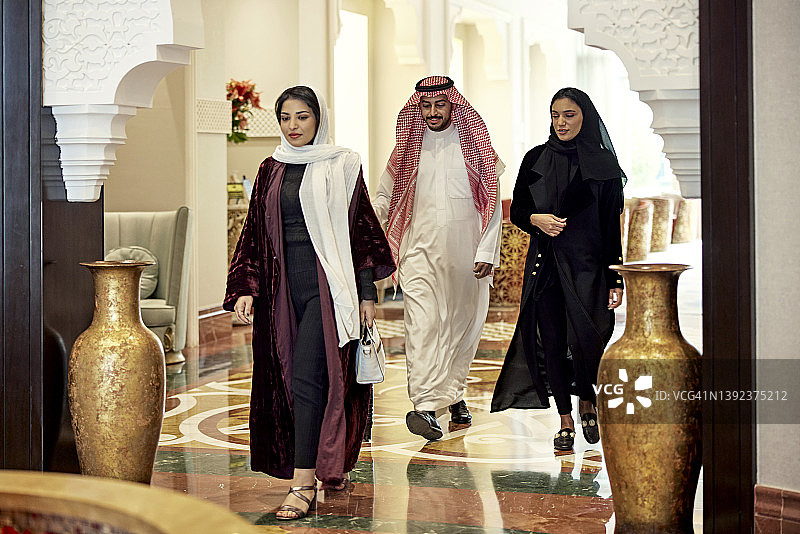 沙特商务团队穿过豪华酒店大堂图片素材