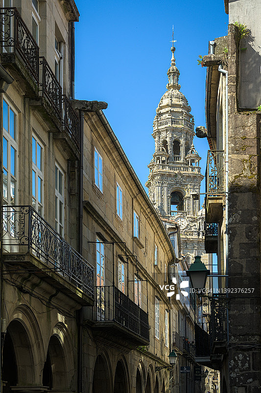 从市中心街道看到的圣地亚哥-德孔波斯特拉大教堂塔楼图片素材