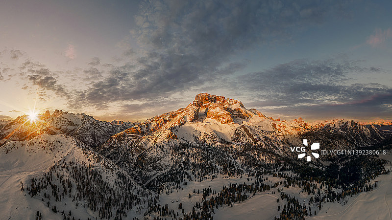 多洛米蒂克罗达罗萨丹佩佐山峰或霍厄盖斯尔山日出图片素材