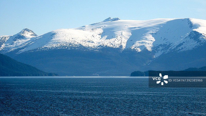 阿拉斯加雪山下的邮轮（特写）图片素材