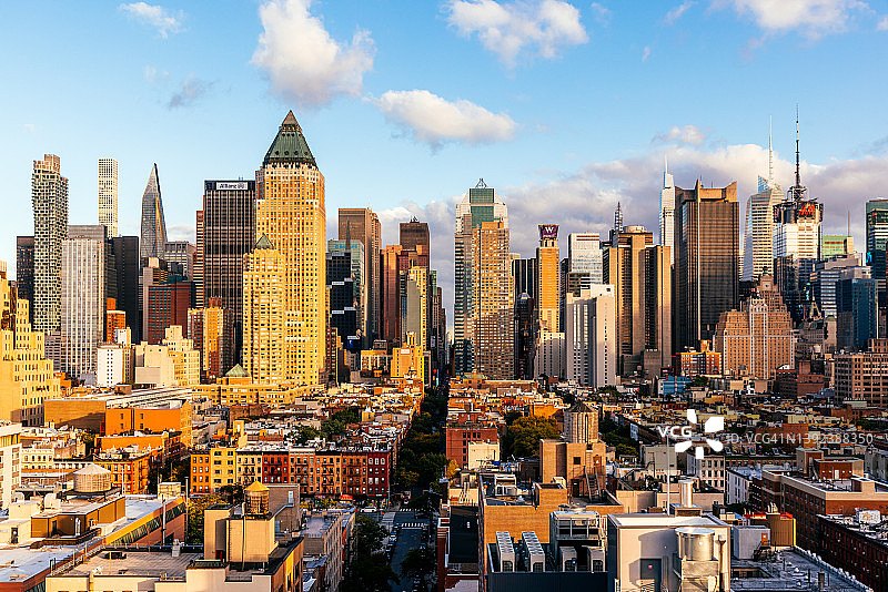 阳光明媚的美国纽约市曼哈顿中城摩天大楼高角度景观图片素材