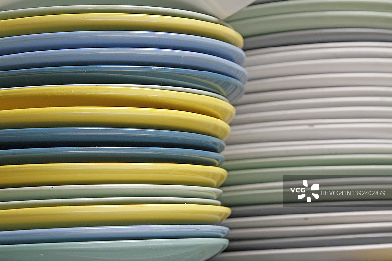 碗柜里一堆盘子的特写镜头图片素材