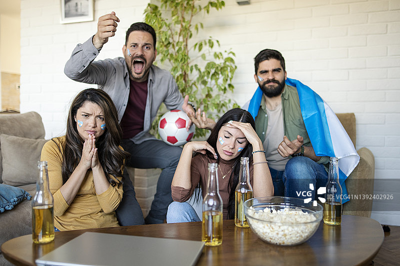 阿根廷球迷正在看电视上的足球比赛图片素材