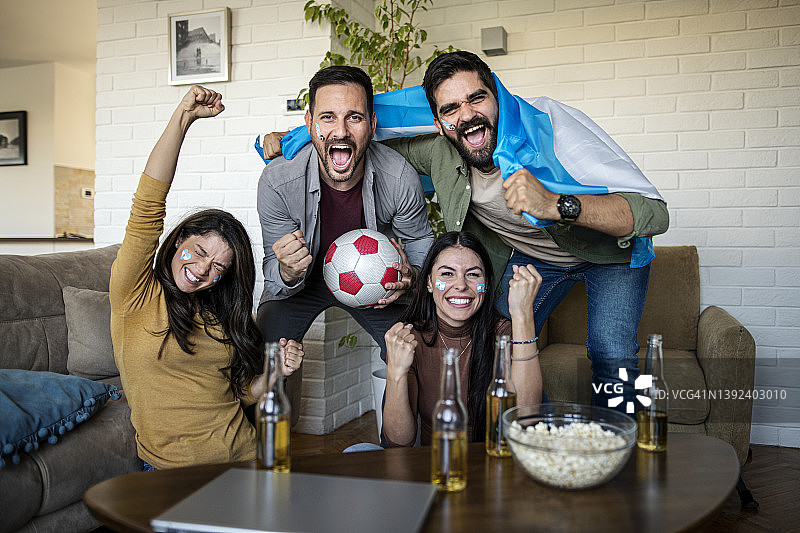 阿根廷球迷在看电视上的足球比赛图片素材