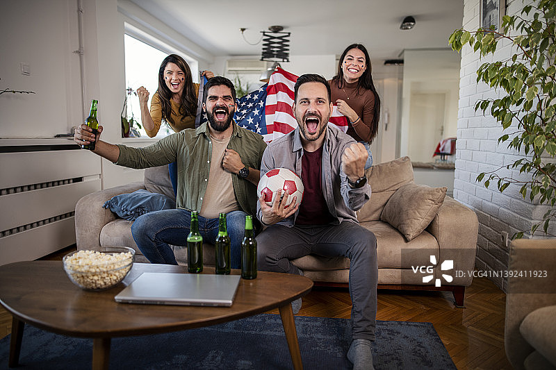 球迷在电视上看足球比赛图片素材