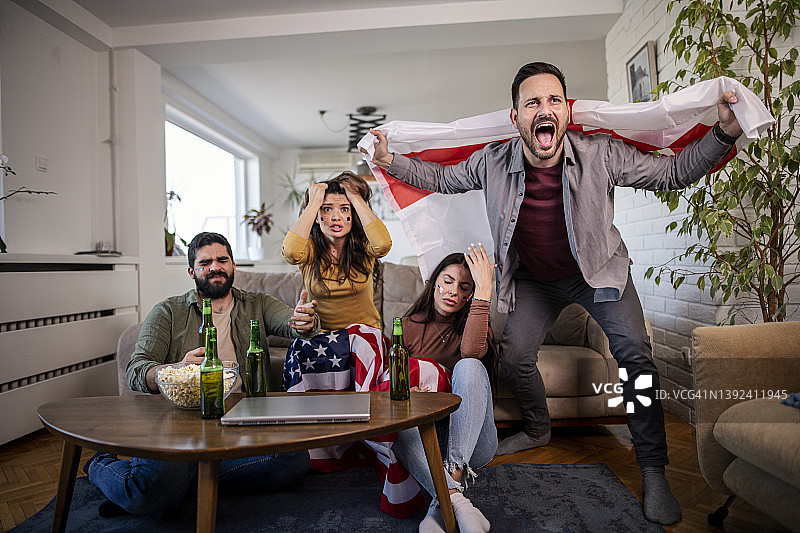 球迷在电视上看足球比赛图片素材