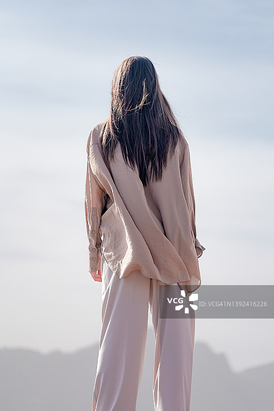 独自凝视前方地平线的女孩图片素材