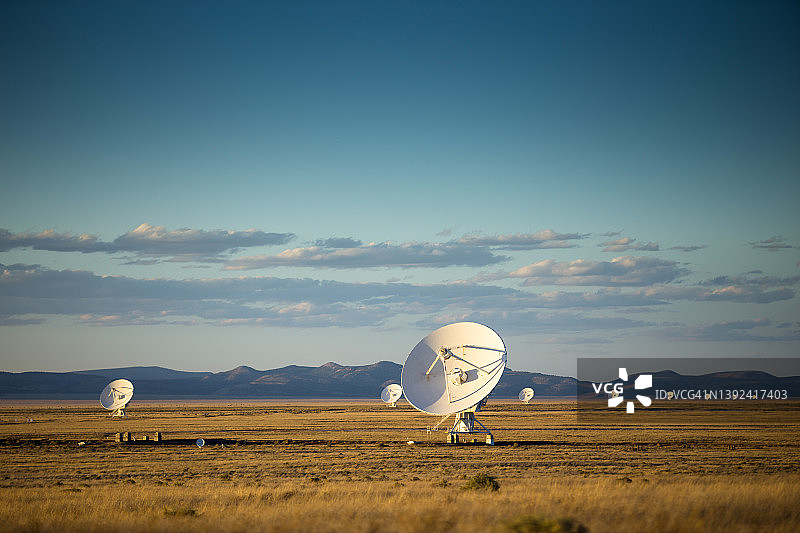傍晚时分的甚大阵列射电望远镜图片素材