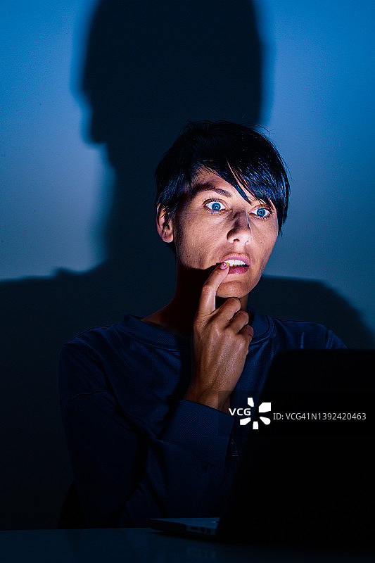 担忧的女人检查她的笔记本电脑图片素材