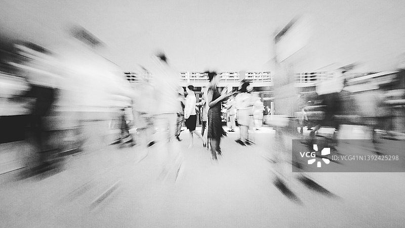 办公楼大堂里走动的商务人士图片素材