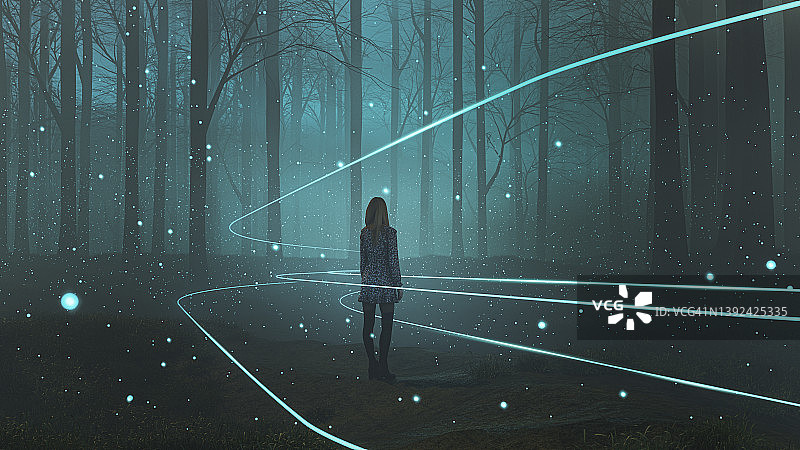 站在有神秘光线的森林里的女人图片素材