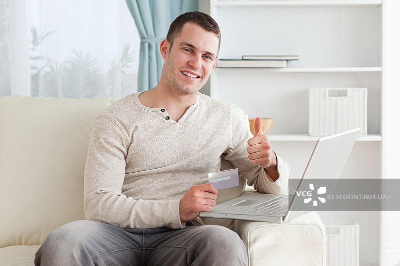 快乐的男人竖起大拇指在线购物图片素材