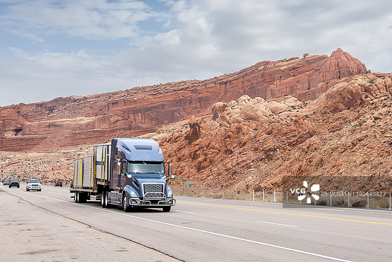 犹他州莫阿布附近四车道高速公路上的半挂卡车图片素材