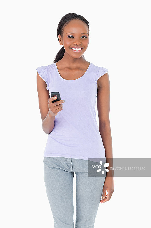 在白色背景上编写短信的女人的特写图片素材