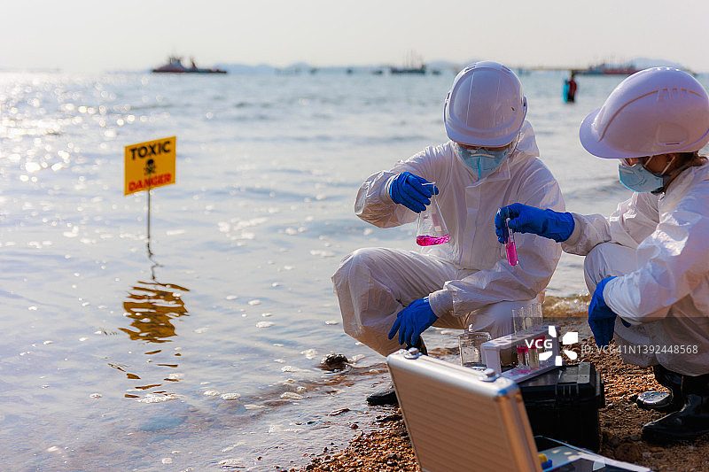 两位生物研究员在工业区检查水质图片素材