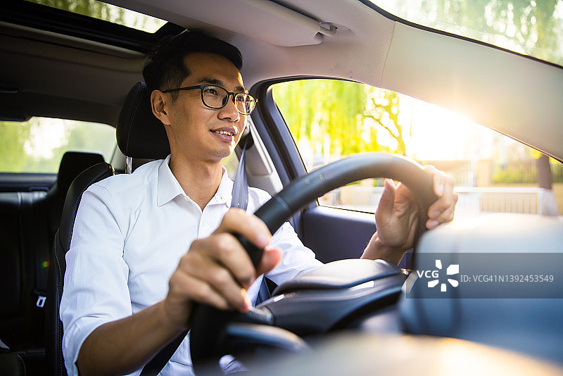 男人开车图片素材