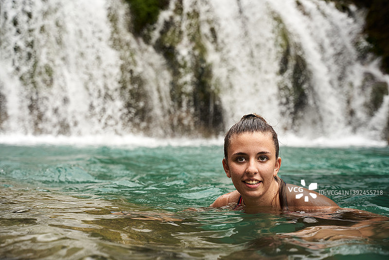 在天然温泉池里泡澡的白人少年图片素材