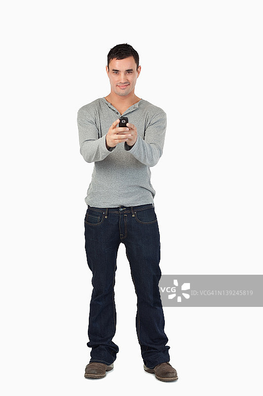 发短信的年轻男人图片素材