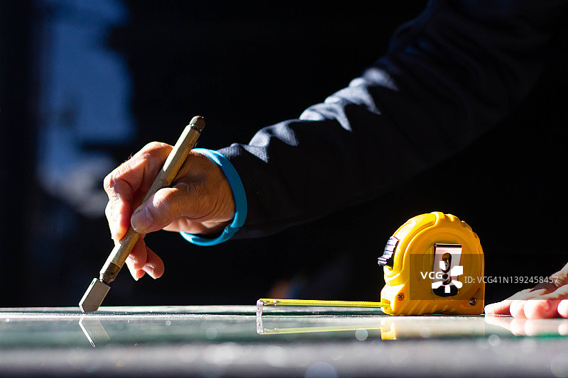 玻璃工切割玻璃和反光板图片素材