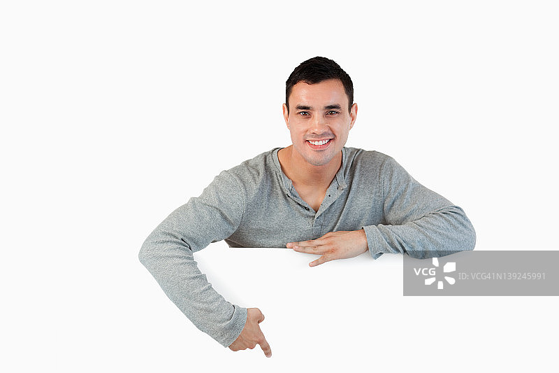 年轻男子指向下方的banner图片素材