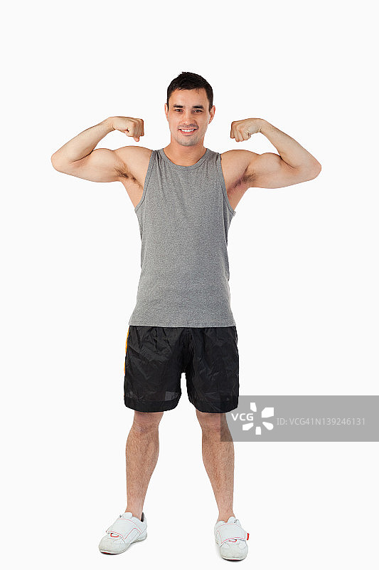 年轻男人展示肌肉图片素材