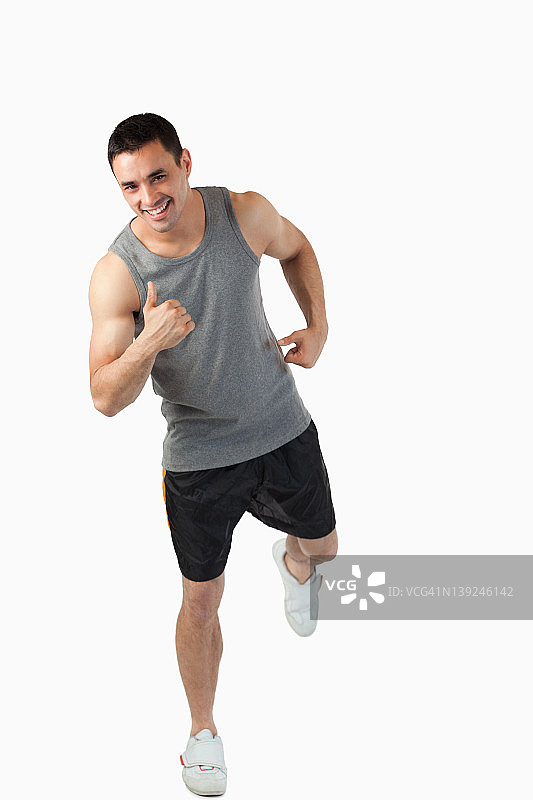 年轻男人在锻炼前热身图片素材