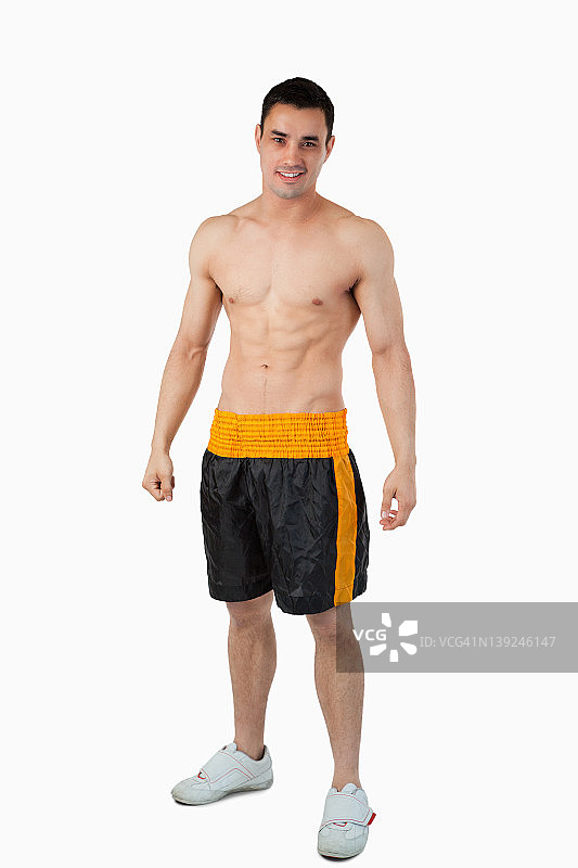 穿着拳击短裤的年轻运动型男人图片素材