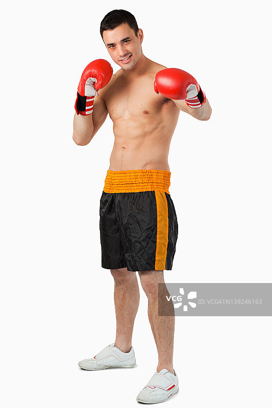 年轻的拳击手打出左勾拳图片素材