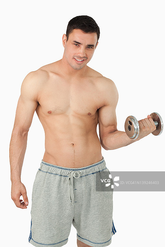 年轻男人举哑铃图片素材
