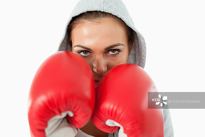 戴帽衫的女拳击手图片素材