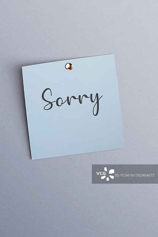 灰色便签上的道歉信息图片素材