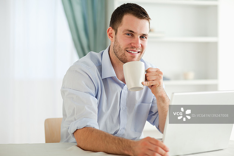 商人享用咖啡图片素材