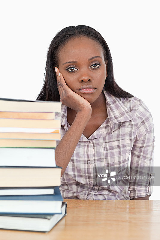 感到无聊的年轻女子图片素材