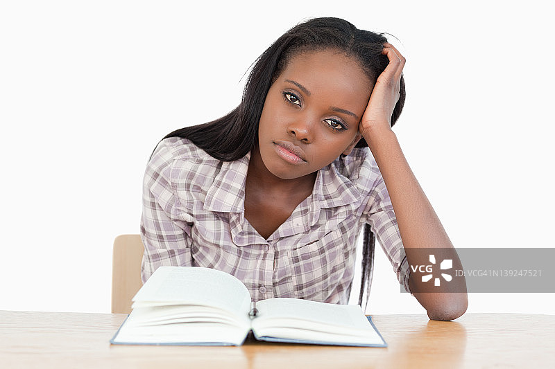 学生试图阅读一本书图片素材