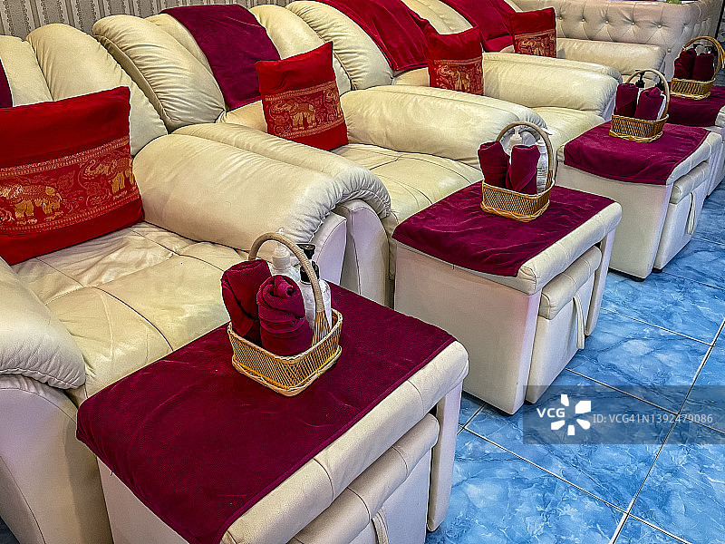 等待顾客的泰式按摩椅。图片素材