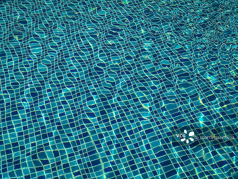 明媚阳光下的4K泳池水面特写图片素材