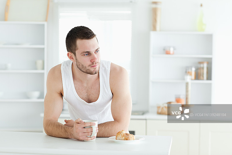 享用早餐的英俊男人图片素材