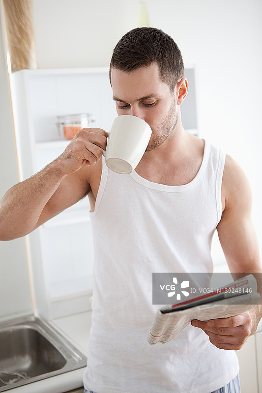 阅读新闻喝茶的微笑男人图片素材