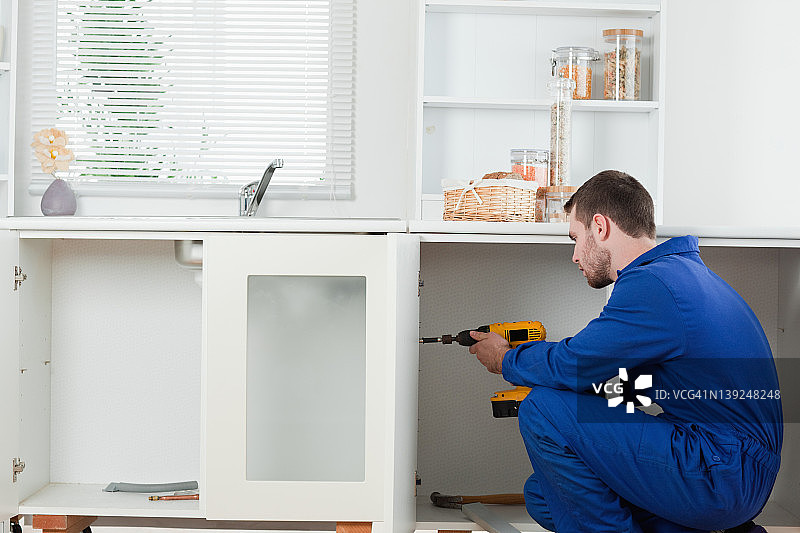 正在修理门的手工工人图片素材
