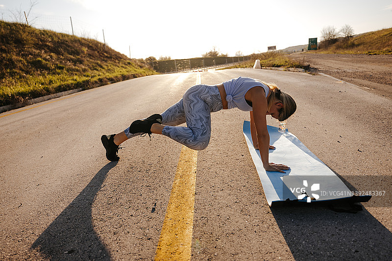 女运动员做波比跳图片素材
