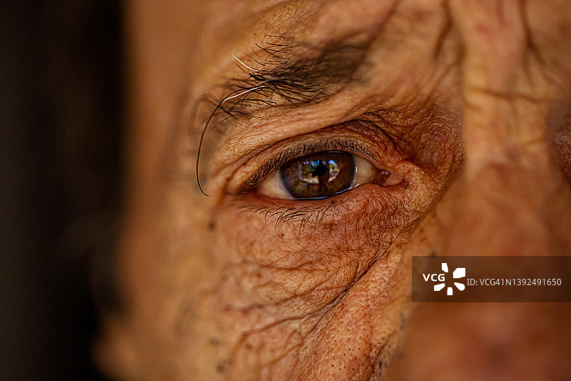 老人眼中的怀旧与悲伤图片素材