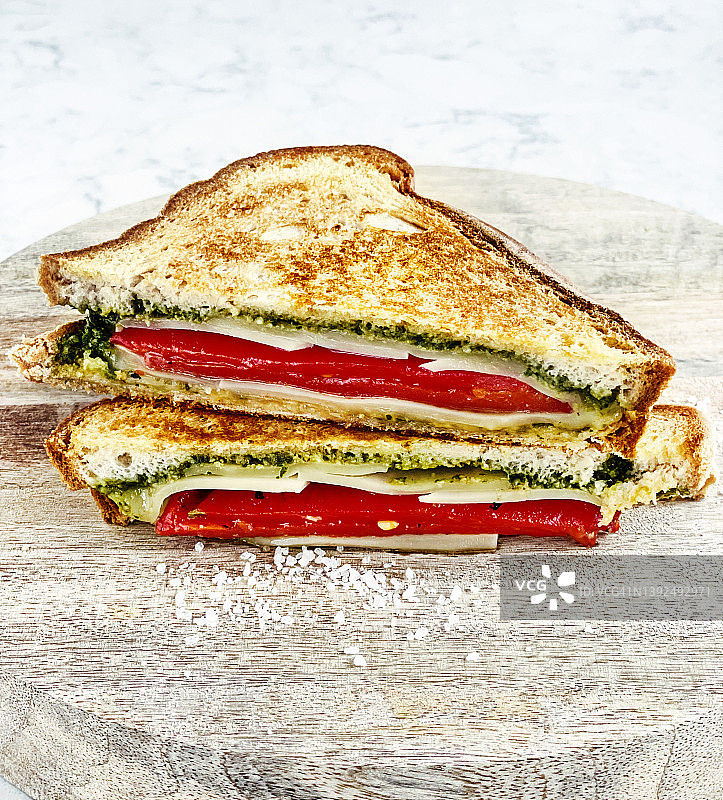 搭配香蒜酱、瑞士奶酪和烤辣椒的帕尼尼三明治图片素材