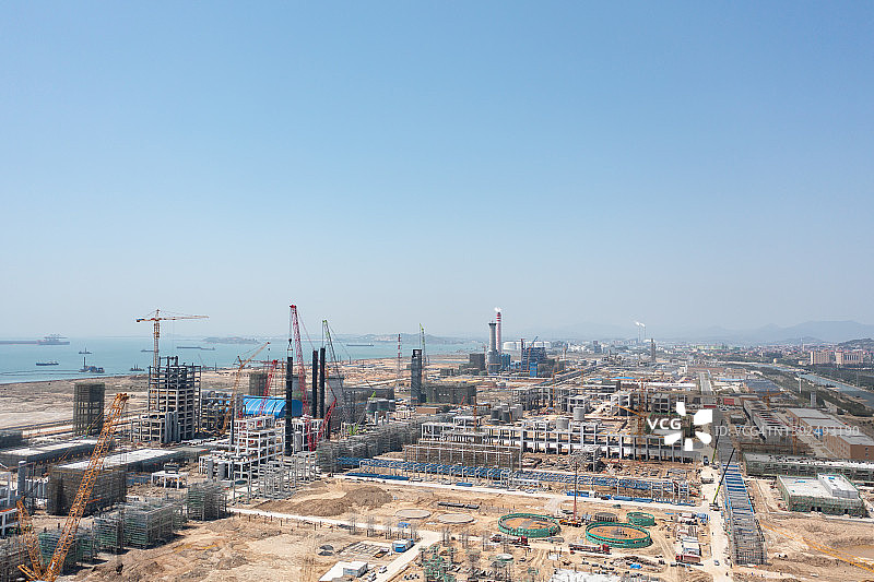 在建化工厂前的空地航拍图片素材