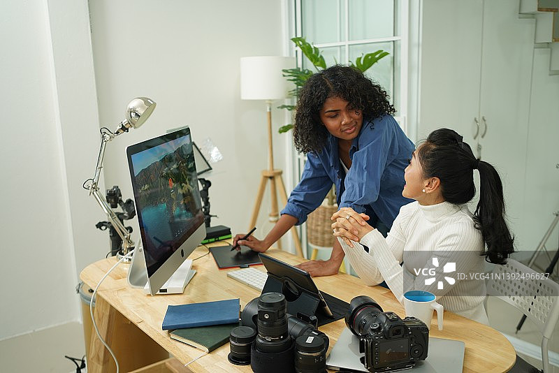 小型商务会议：两位亚洲自由职业者在家庭办公室图片素材