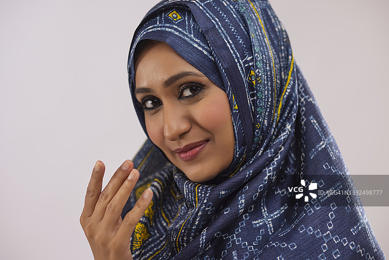 问候的美丽穆斯林女性肖像图片素材